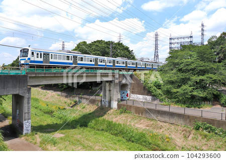Izu Hakone color 101 series on the Seibu Tamagawa Line crossing the Nogawa iron bridge 104293600