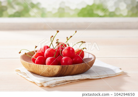 Cherries, refreshing light from the window Many cherries are arranged on a plate on a white board 104294650