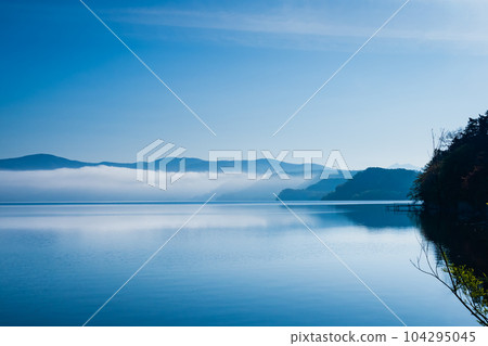 清晨的洞爺湖，晨霧的景色 104295045