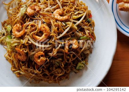 Large portion of freshly made shrimp yakisoba (Misawa City, Aomori Prefecture) from above 104295142