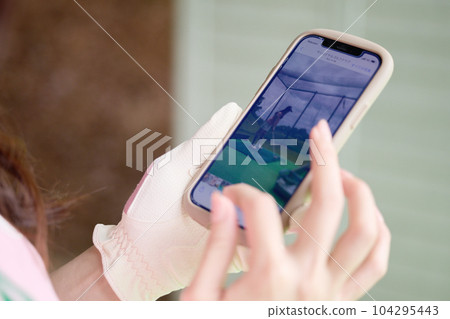 Women playing golf 104295443