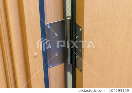 metal hinges that support the door 104295599