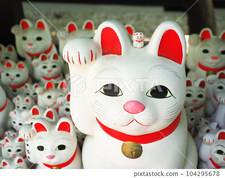 Gotokuji lucky cat 104295678