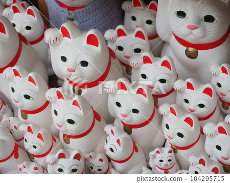 Gotokuji lucky cat 104295715