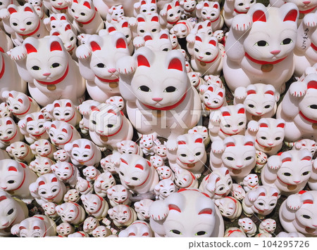 Gotokuji lucky cat 104295726