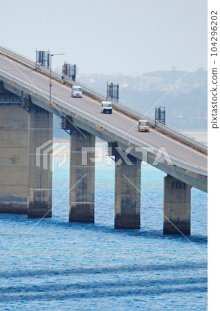 Driving on Miyakojima Sea: Irabu Ohashi Bridge 104296202