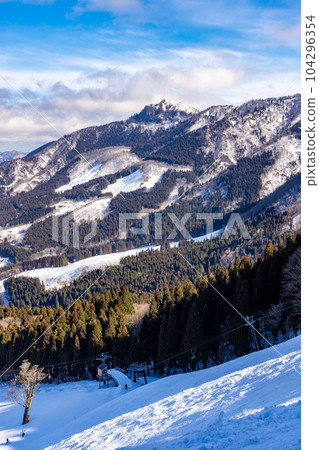 從鳥取縣若狹冰之泉滑雪場看到的赤倉山 104296354