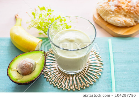 avocado and banana smoothie 104297780