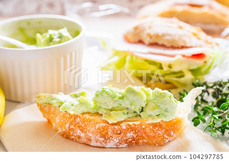 avocado dip on bread 104297785