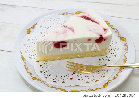 Rare cheesecake with strawberry jam 104299094