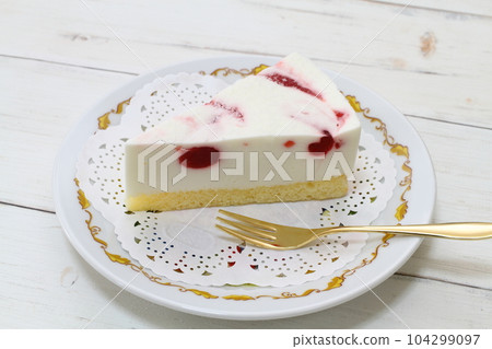 Rare cheesecake with strawberry jam 104299097