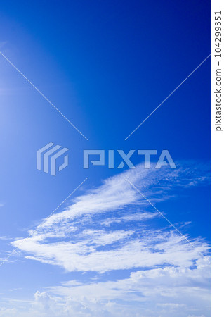 藍天和白色雲彩 藍天和白色雲彩 104299351