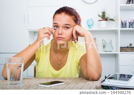 sad girl phone 104300276