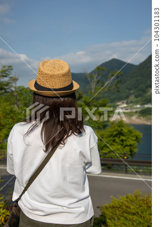 從道之驛“八場故里館”眺望八場吾妻湖的女性 104301183