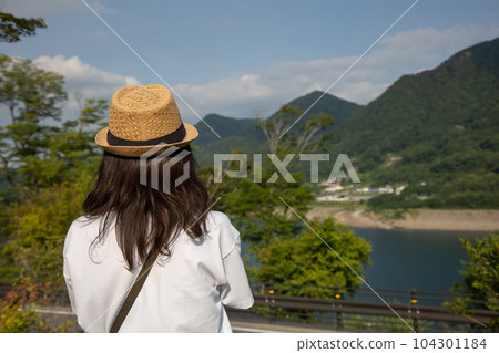 從道之驛“八場故里館”眺望八場吾妻湖的女性 從道之驛“八場故里館”眺望八場吾妻湖的女性 104301184