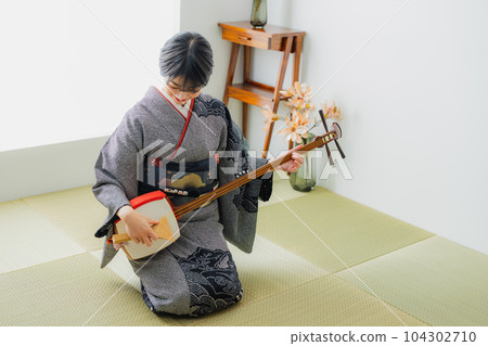 Shamisen, kimono, Japanese-style room 104302710