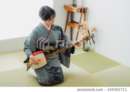 三味線、和服、日式房間 104302711