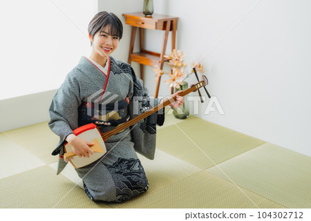 Shamisen, kimono, Japanese-style room 104302712
