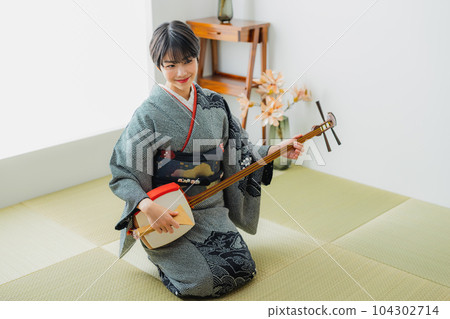 Shamisen, kimono, Japanese-style room 104302714