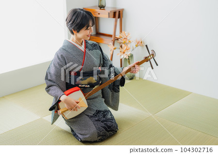 三味線、和服、日式房間 104302716