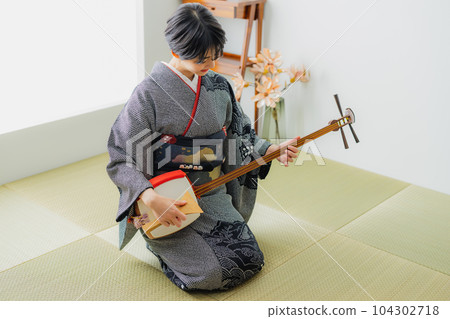 三味線、和服、日式房間 104302718