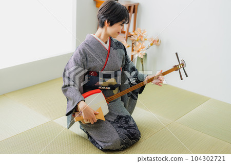 Shamisen, kimono, Japanese-style room 104302721