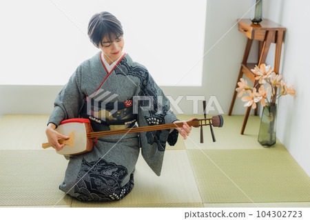 三味線、和服、日式房間 104302723