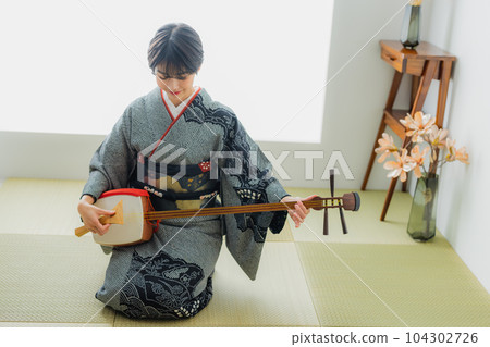 三味線、和服、日式房間 104302726