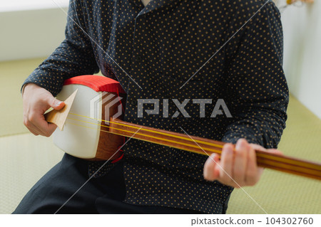 Japanese musical instruments, kimono, Japanese-style room Japanese musical instruments, kimono, Japanese-style room 104302760