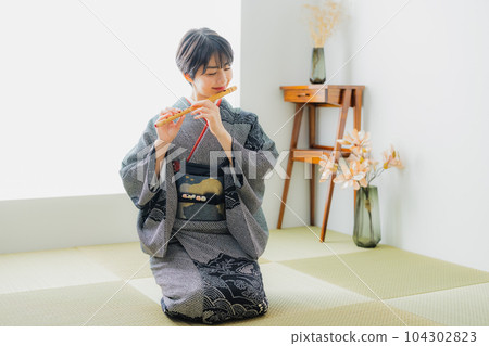 Japanese musical instruments, kimono, Japanese-style room 104302823