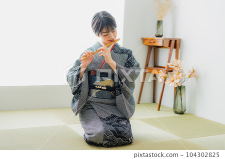 Japanese musical instruments, kimono, Japanese-style room Japanese musical instruments, kimono, Japanese-style room 104302825