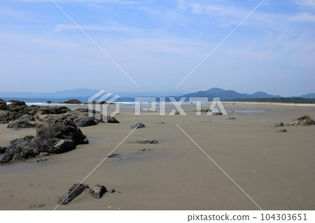 Scenery of low tide on the shallow coast Scenery of low tide on the shallow coast 104303651