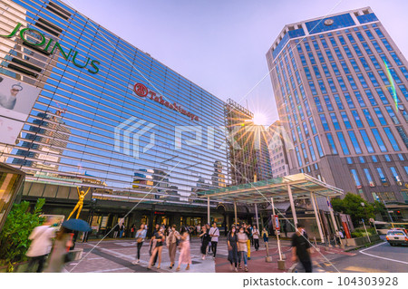 日本橫濱市六月的城市景觀。俯瞰橫濱站前的橫濱灣喜來登酒店和橫濱高島屋等。夜景=25日 104303928