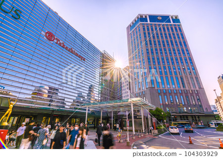 日本橫濱市六月的城市景觀。俯瞰橫濱站前的橫濱灣喜來登酒店和橫濱高島屋等。夜景=25日 日本橫濱市六月的城市景觀。俯瞰橫濱站前的橫濱灣喜來登酒店和橫濱高島屋等。夜景=25日 104303929