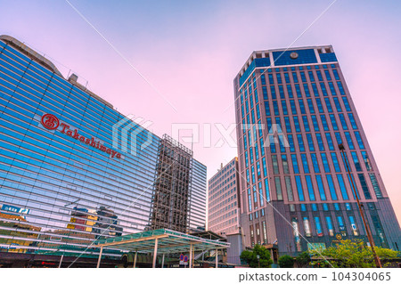 日本橫濱市六月的城市景觀。俯瞰橫濱站前的橫濱灣喜來登酒店和橫濱高島屋等。夜景=25日 104304065