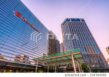 日本橫濱市六月的城市景觀。俯瞰橫濱站前的橫濱灣喜來登酒店和橫濱高島屋等。夜景=25日 日本橫濱市六月的城市景觀。俯瞰橫濱站前的橫濱灣喜來登酒店和橫濱高島屋等。夜景=25日 104304066