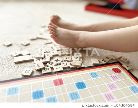 棋盤遊戲和兒童的腳 104304594