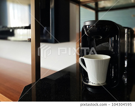 咖啡機和咖啡杯 104304595