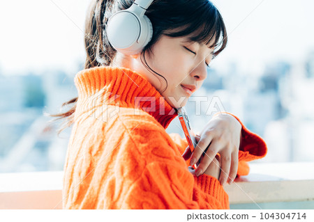 一個操作智能手機的年輕女子 104304714