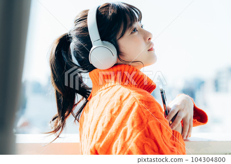 一個操作智能手機的年輕女子 104304800