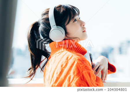 一個操作智能手機的年輕女子 104304801