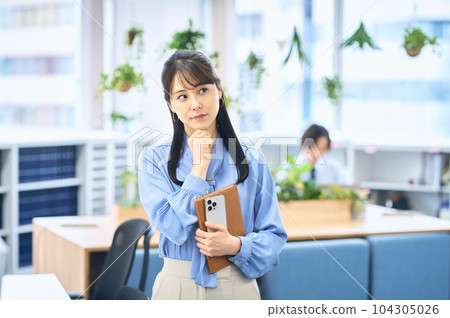 在辦公室工作的商務休閒年輕女性 在辦公室工作的商務休閒年輕女性 104305026