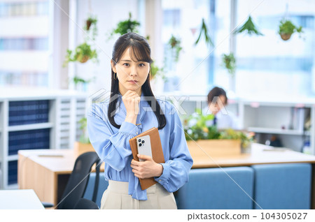 在辦公室工作的商務休閒年輕女性 104305027