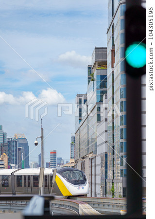 泰國曼谷的單軌列車(黃線) 泰國曼谷的單軌列車(黃線) 104305196