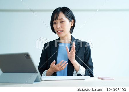 使用平板電腦進行在線交流的女商人 104307400