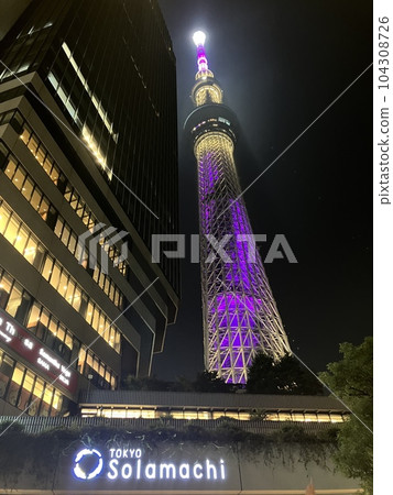 晴空街道和東京晴空塔在晚上 晴空街道和東京晴空塔在晚上 104308726