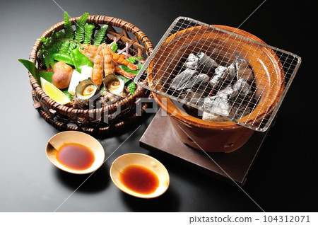 Seafood, seafood grilled on a grill, charcoal-grilled (Japanese food) Seafood, seafood grilled on a grill, charcoal-grilled (Japanese food) 104312071