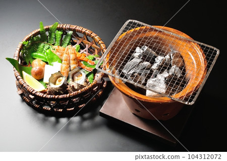 海鮮、海鮮烤/炭烤(日本料理)黑色背景 海鮮、海鮮烤/炭烤(日本料理)黑色背景 104312072