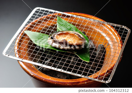 鮑魚跳舞烤（烤）黑色背景，特寫 104312312