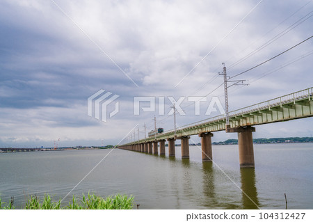 (Ibaraki Prefecture) A train running on the Kitaura Bridge 104312427